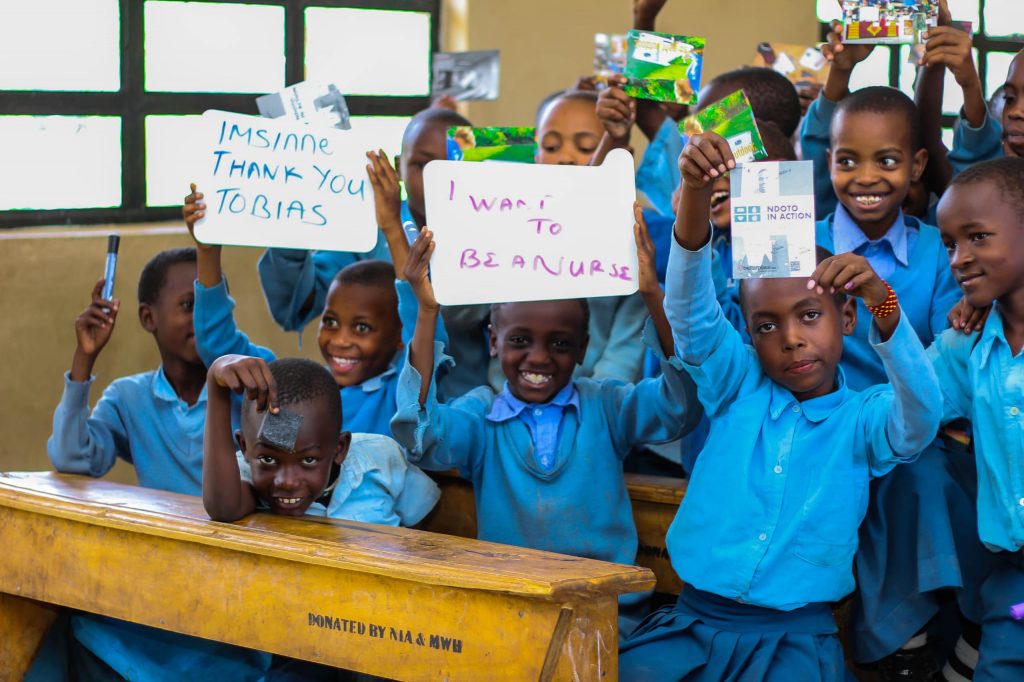 imsinne spendet ideenbretter an Schulen in Tansania