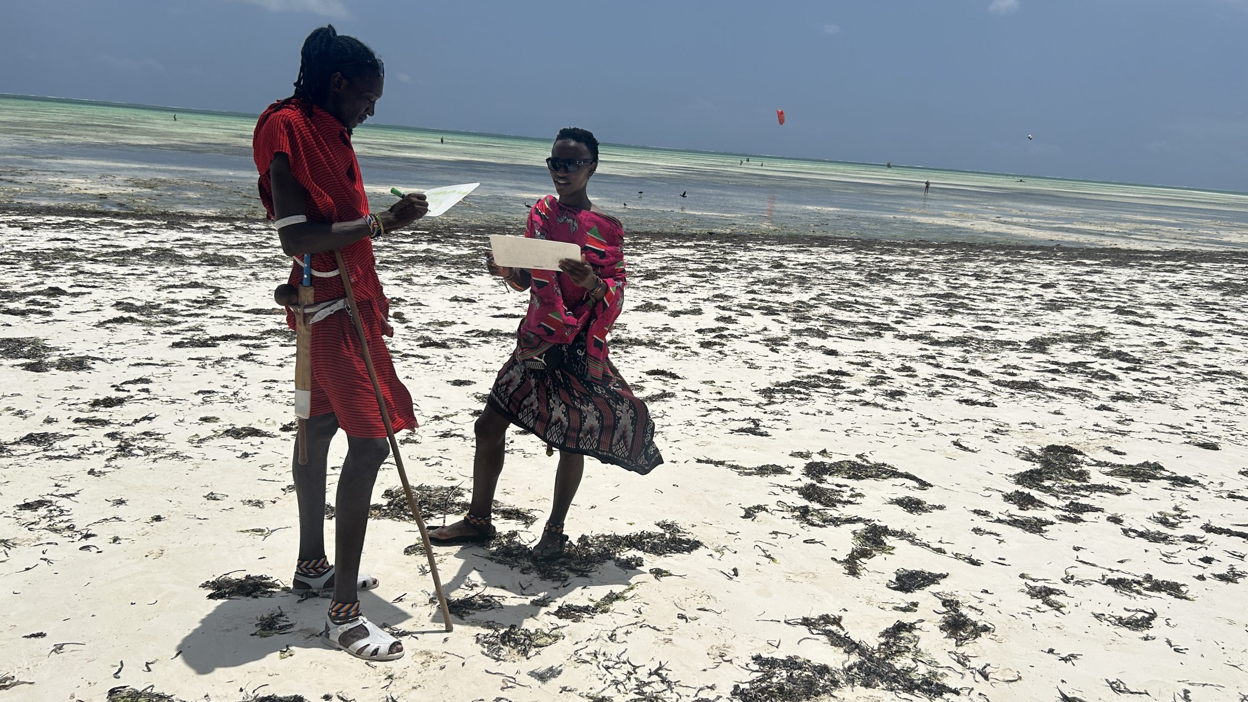 Maasei mit Ideenbretter am Strand von Zanzibar. Imsinne verbindet.