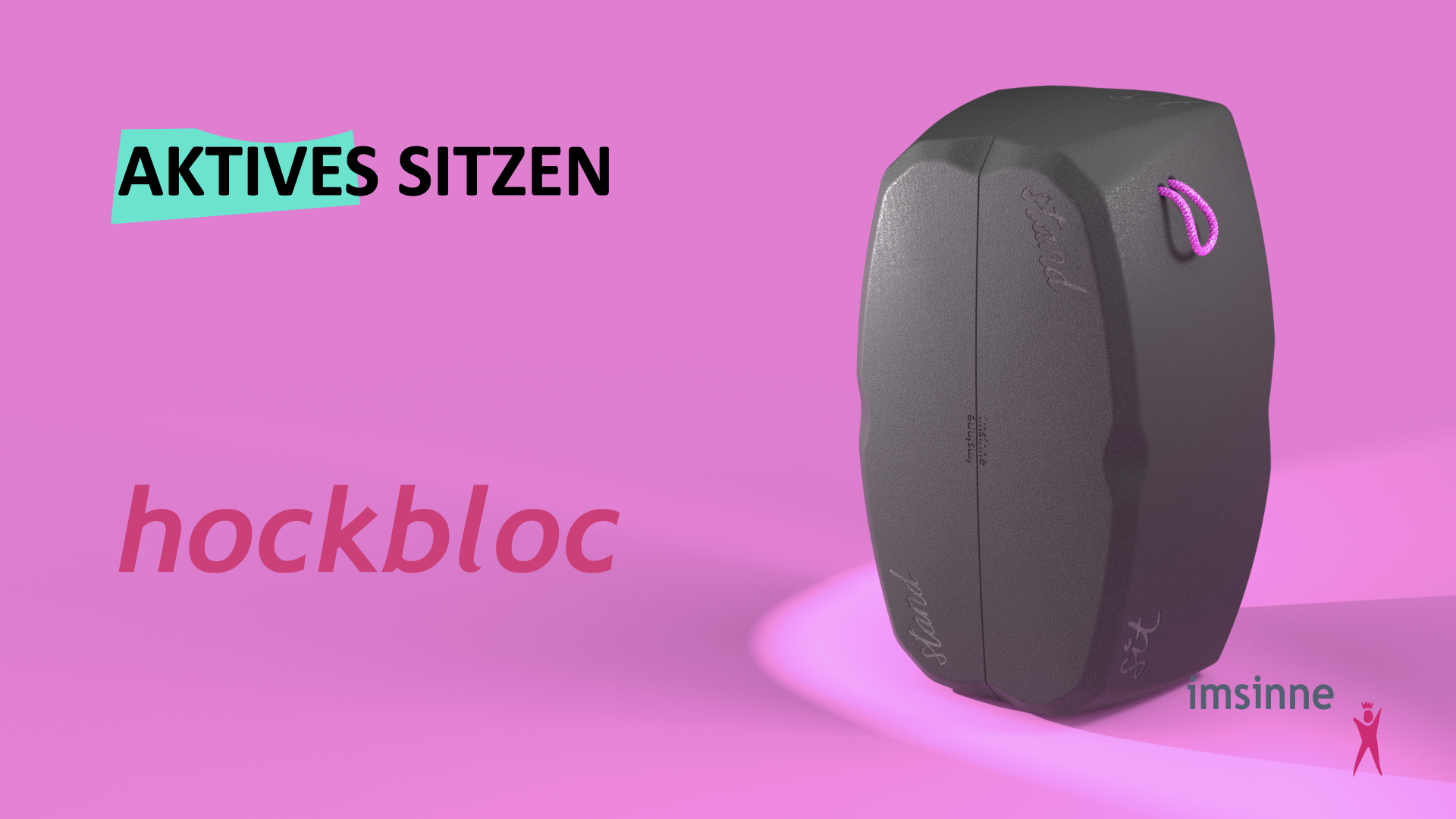 Ein ergonomisches, dunkelgraues Sitz- und Stehmöbel namens "hockbloc" vor einem leuchtend pinken Hintergrund mit der Aufschrift "AKTIVES SITZEN".